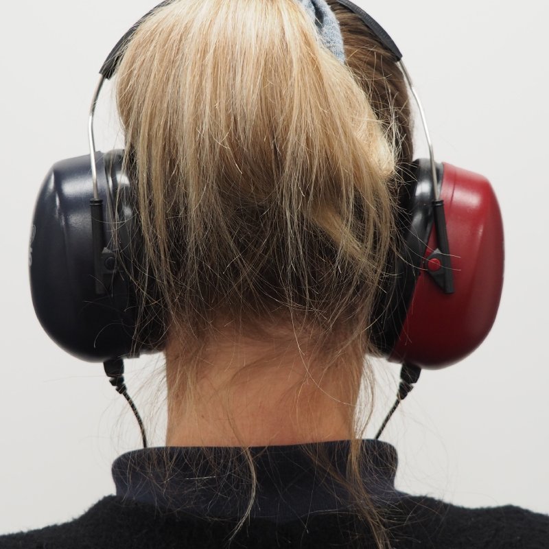 AES100 menjadi pendengar yang baik 