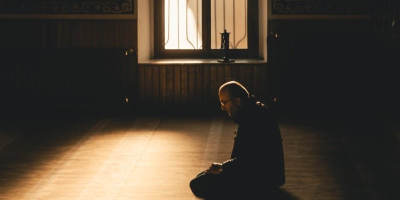 AES264 Agama, antara Material dan Spiritual