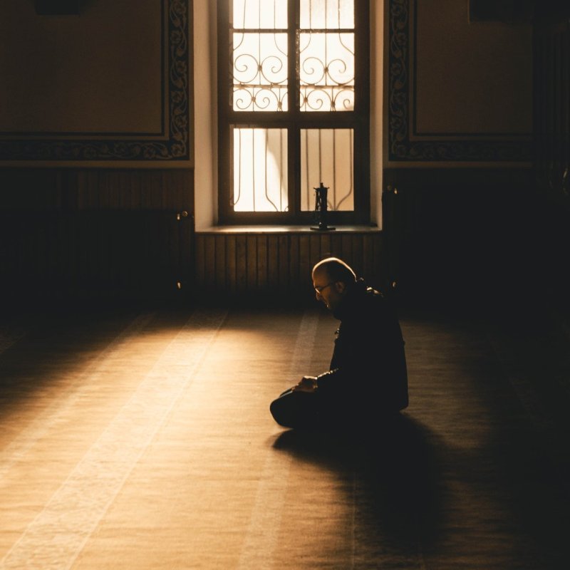 AES264 Agama, antara Material dan Spiritual