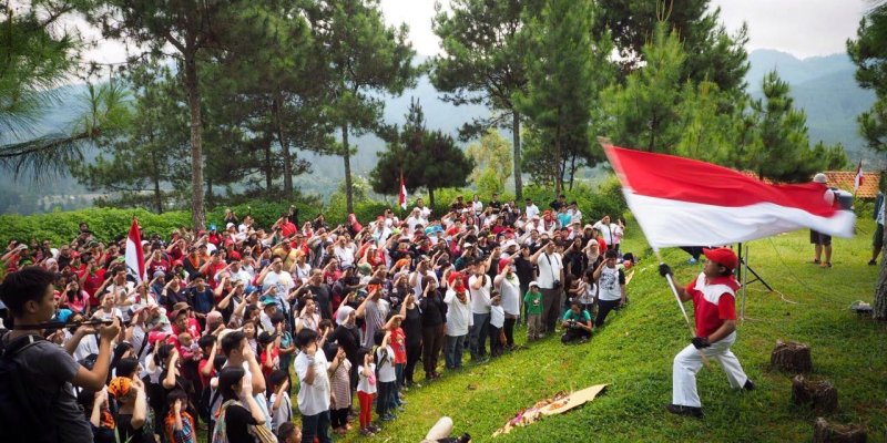 AES312 Sang Pengibar Bendera