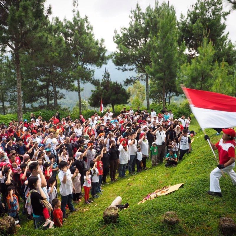 AES312 Sang Pengibar Bendera