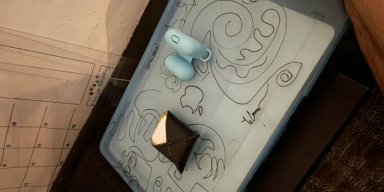 AES215 Diam, tak usah Dengarkan