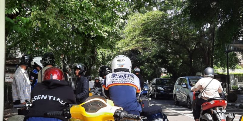 AE S146 Tradisi Salam Sapa Anak Vespa 