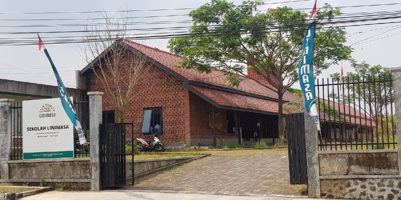 AES411 1 Tahun Mendamping Linimasa