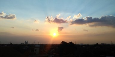 AES004 Daun, Matahari dan Langit