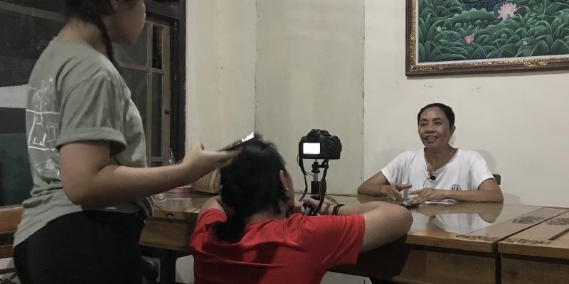 AES95 3. Setiap orang yang ditemui adalah narasumber, setiap kata yang mereka ucapkan adalah informasi, dan setiap tempat bisa di jelajahi
