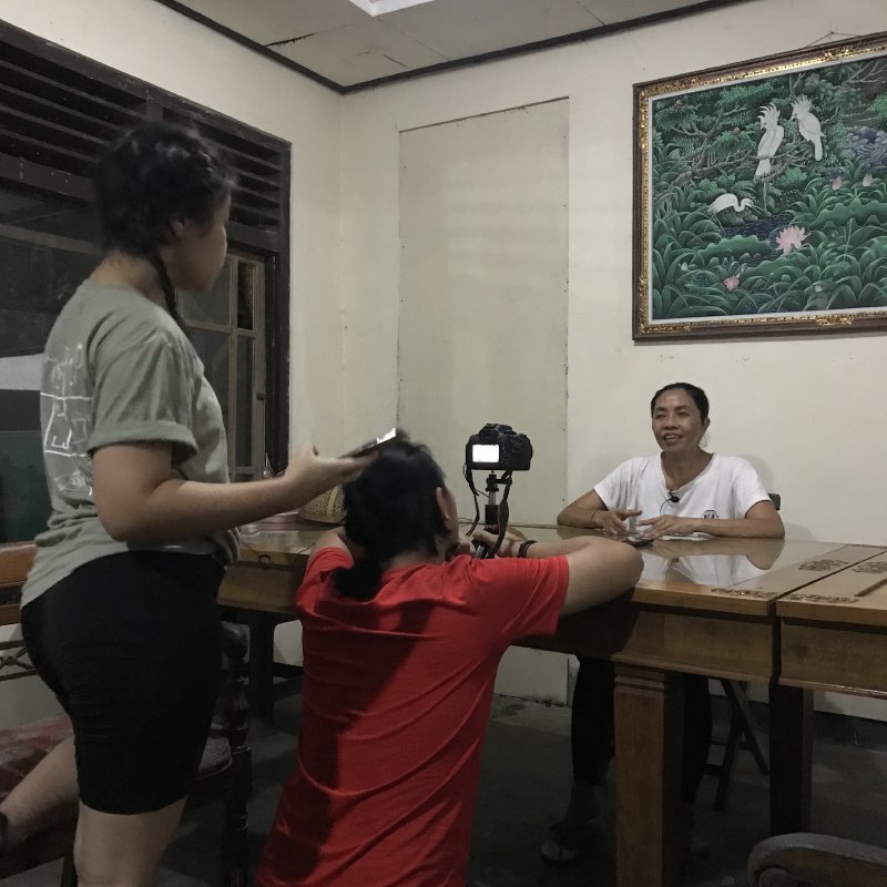 AES95 3. Setiap orang yang ditemui adalah narasumber, setiap kata yang mereka ucapkan adalah informasi, dan setiap tempat bisa di jelajahi