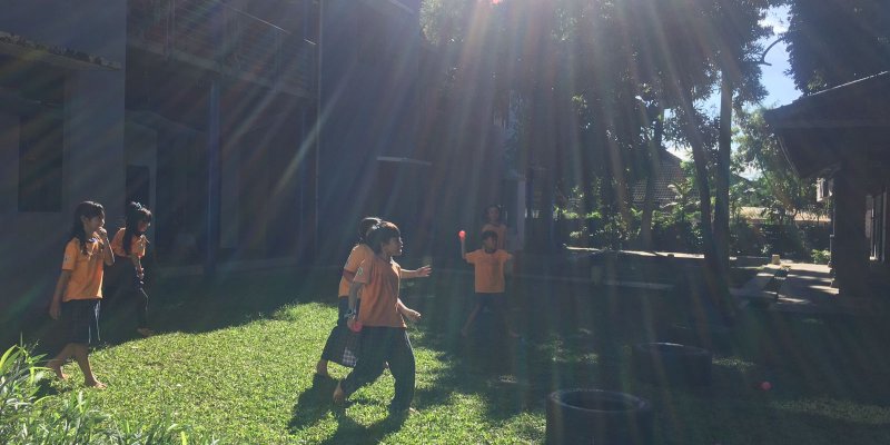 AES002 - Bermandikan Matahari Seraya Bermain Dodgeball di Lapangan Berumput