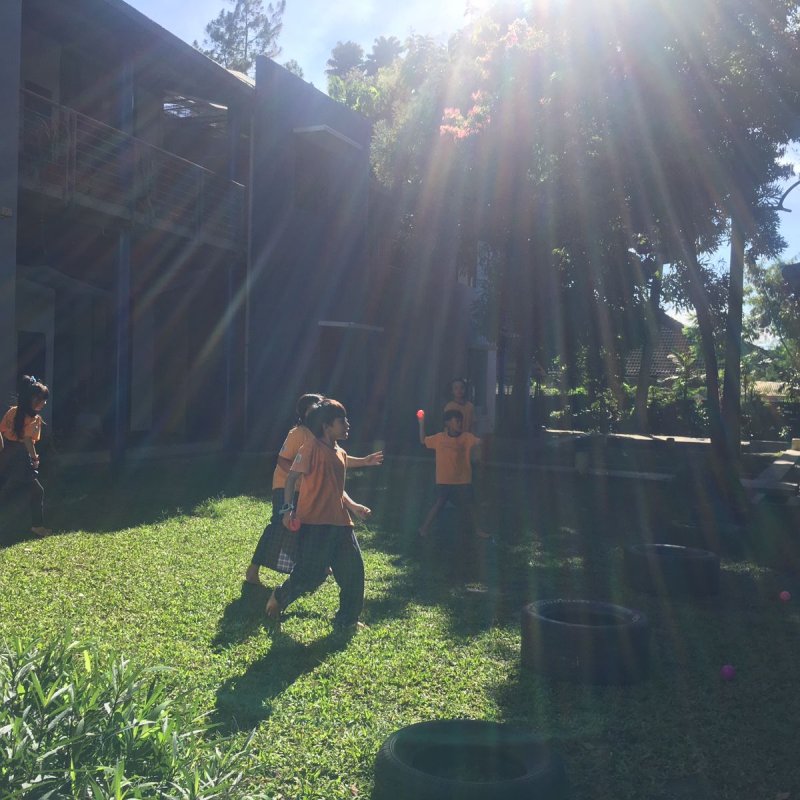 AES002 - Bermandikan Matahari Seraya Bermain Dodgeball di Lapangan Berumput