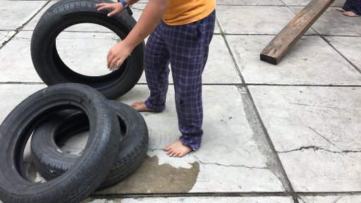 AES013 - Bertelanjang Kaki sebagai Manusia