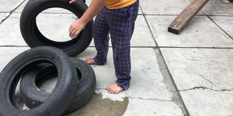 AES013 - Bertelanjang Kaki sebagai Manusia