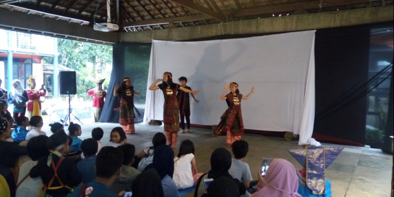 MANFAAT BERKEGIATAN SENI DAN BUDAYA BAGI SISWA