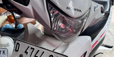 AES 01 Hiburan Remeh Diatas Motor Putih Mempesona