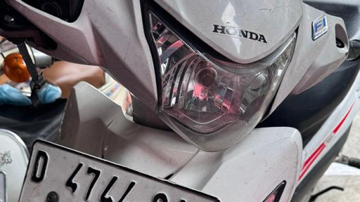 AES 01 Hiburan Remeh Diatas Motor Putih Mempesona