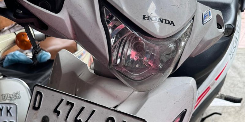 AES 01 Hiburan Remeh Diatas Motor Putih Mempesona