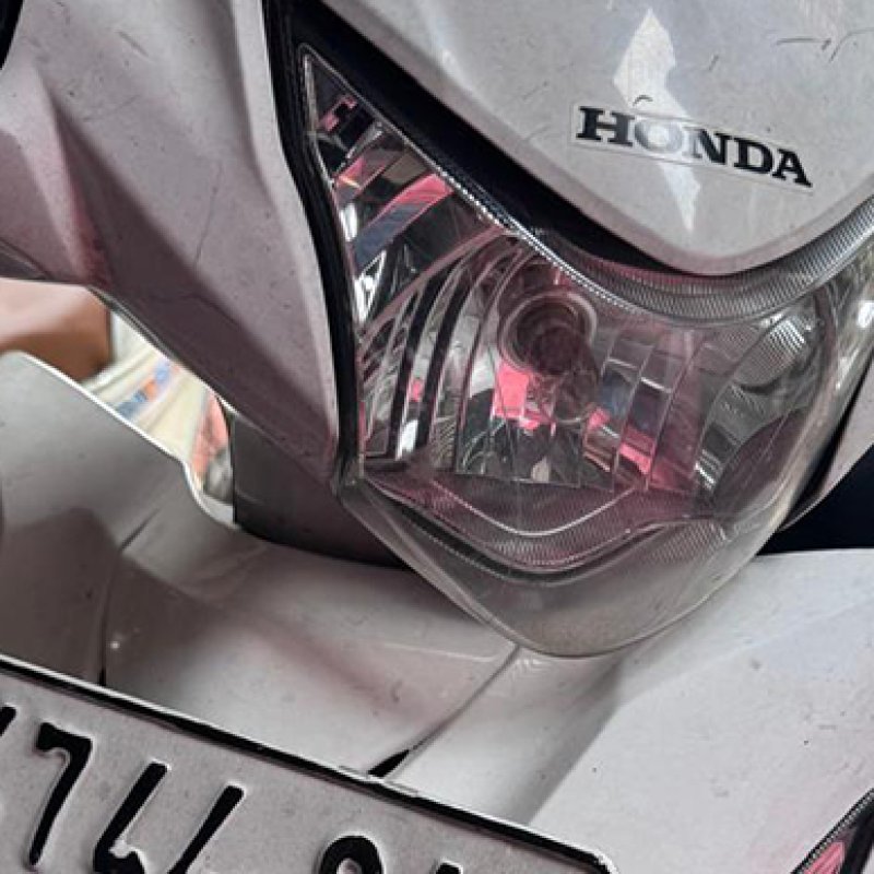 AES 01 Hiburan Remeh Diatas Motor Putih Mempesona