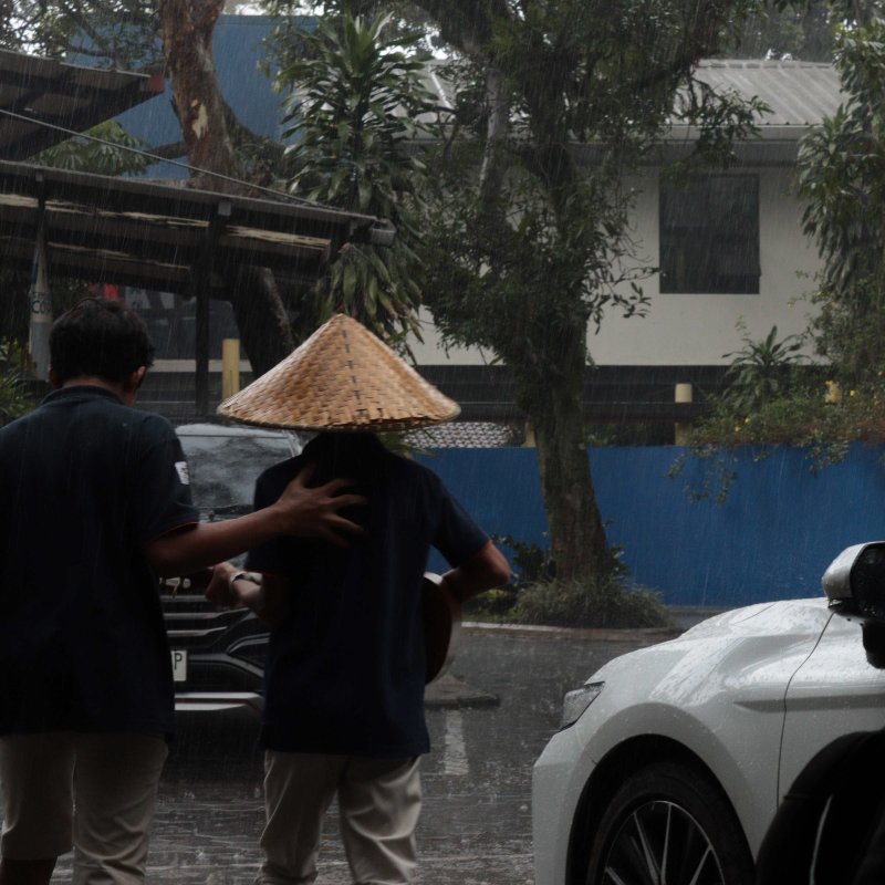 AES 001: Menabrak Tembok dan Terbang Menabrak Atap P.1
