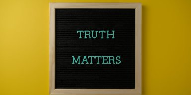 AES894 Berdiri di Atas Dusta