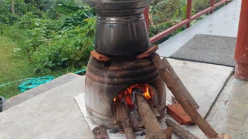 Memasak Pelan-Pelan: Dapur Tradisional, Ritme Hidup, dan Pendidikan Rasa