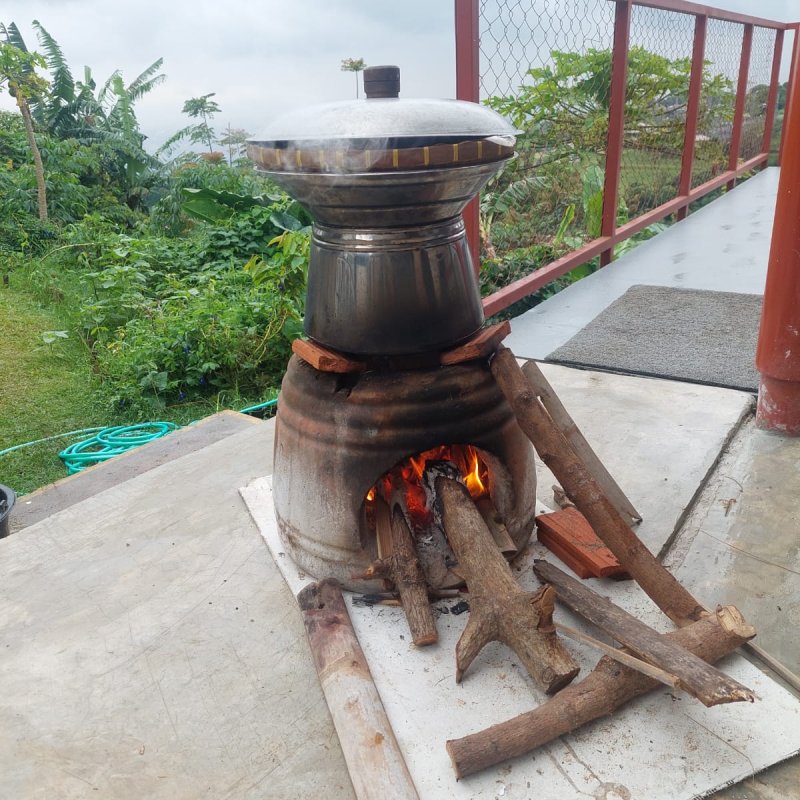 Memasak Pelan-Pelan: Dapur Tradisional, Ritme Hidup, dan Pendidikan Rasa