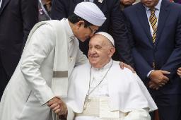 momenkeakrabanpausfransiskusdenganimambesarmasjidistiqlal1.jpeg
