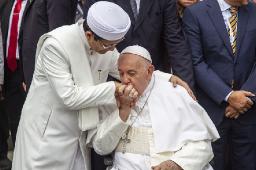 momenkeakrabanpausfransiskusdenganimambesarmasjidistiqlal2.jpeg